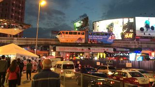 人通り多く賑やかな通り。