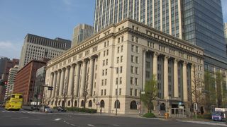 日比谷通り馬場先門交差点の東京駅より側の角にあります