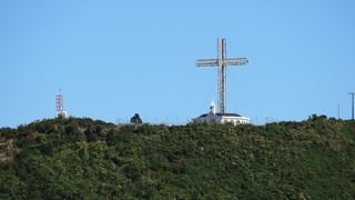 大きな十字架が目印です。