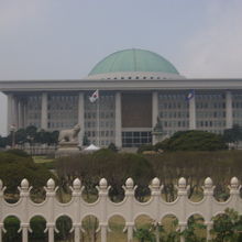 出口は幾つかありますが漢江公園側ではすぐそこに国会議事堂が！
