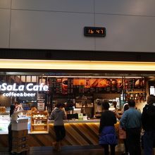 レストランが少なくゲート近くのカフェで食事