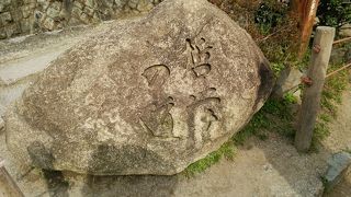 銀閣寺に続く川沿いの小路