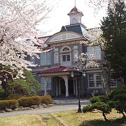 やはり学舎は桜が良く似合う