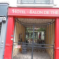 入口、中庭が見える　日中はカギかかかっているときもある