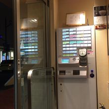 食券を事前に買うシステムです。Suicaも使えます。