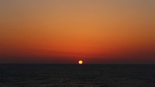 駐車場泊、幸運にも、水平線から上る朝日を見ることができました