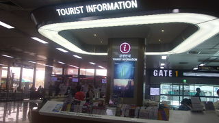 国際線側の到着フロアにも案内所があります