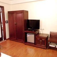 TVと冷蔵庫など。左の扉は浴室&WC。