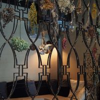 カフェの奥にはソファ席もあります。