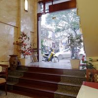 朝食レストランはホテル入口から数段下がった所。