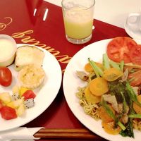 メイン料理はメニュー表から。フォーや玉子料理も選べます。