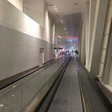 ひたすら歩きます。動く歩道がありがたい。