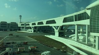 新しくて綺麗な空港。歩きます。