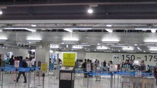 第2ターミナルよりは小さく、人も少な目