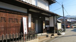 出石城主仙石氏の家紋「永楽銭」にちなみ名称を「永楽館」としているとの事。