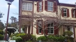 リズミカルな外壁ラインが素敵な洋館。