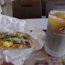 朝メニューのハムエッグサンドとルートビアのセット（440円）