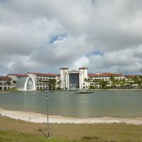 人口湖を囲むホテル。