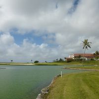 ホテル敷地内のゴルフクラブ、手入れされたコース。