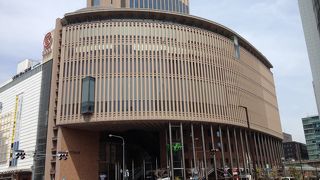 ホールとショッピングセンターの複合施設