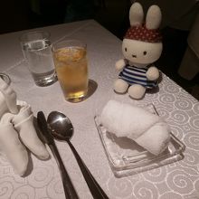 飲み物と温かいおしぼりです。