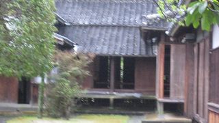 周囲が塀におおわれた厳重な建物