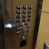 ルームキーをかざすと階を押す事が出来ます。