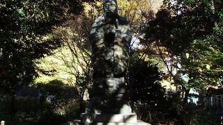 近付くと見上げる程の大きな銅像です