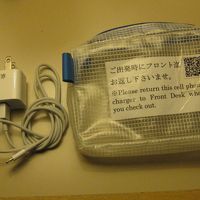 電源ケーブルを忘れてフロントで借りました