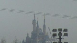 （上海）建設中の上海ディズニーランドが見えます