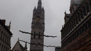 鐘楼は、14世紀にギルドによって監視塔として建てられたのだそうです