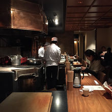 長いカウンターと、2人掛けテーブルがいくつか並びます。