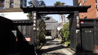 本堂が寺院らしからぬ土蔵造りで珍しいのでは と思います