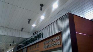 改札口向かいの観光案内所