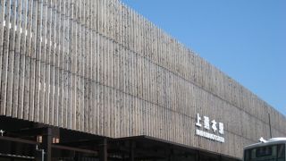 ホームの床は木の板