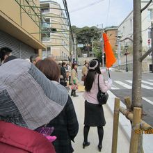 団体ツアー御一行さまのお通りです。