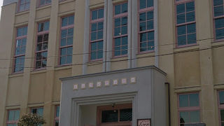 昭和の香り漂うレトロな建物