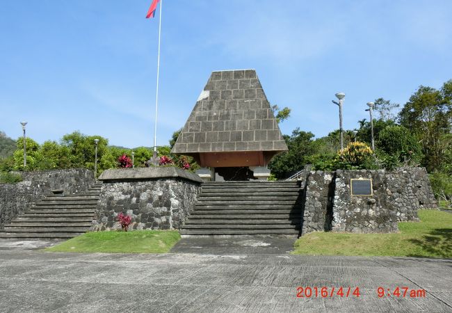 ｲﾌｶﾞｵ族住居をﾓﾁｰﾌにしたような形状の記念塔