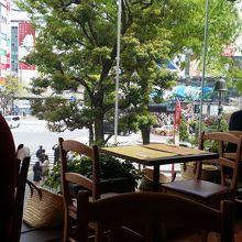 スクランブル交差点を見下ろす窓際の席は人気