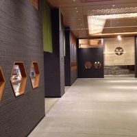 温泉入り口の左右にショップ