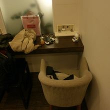 スマホ充電できる席を案内されたのがこちらです。