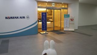 ＪＡＬ便利用の際の指定ラウンジ　そんなに広くないので混んでいることが多いです　～金海国際空港にあるＫＡＬラウンジ～