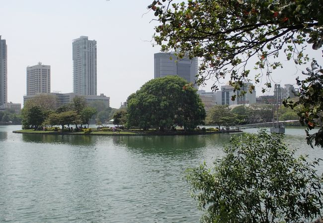 ベイラ湖に浮かぶ小島の公園