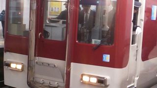 阪神なんば線を経由する車両には近鉄線の電車が使用される場合があります