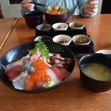 手前が海鮮丼で向こう側は感染ねばねば丼です。