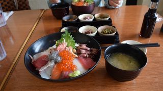 海鮮丼の質と量が申し分なし。