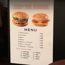 実物とはちょっと異なるメニューのバーガー写真