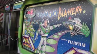 スペースクルーザーに乗り光線銃でやっつけました!!