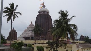 中に入ることはできませんが、町の雰囲気が聖地らしさを示しています。