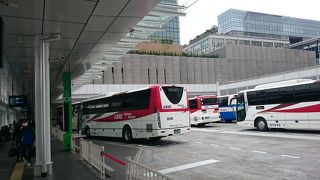 南口にバスターミナルとタクシーターミナルとがひとつの建物にまとまりスマートになりました。